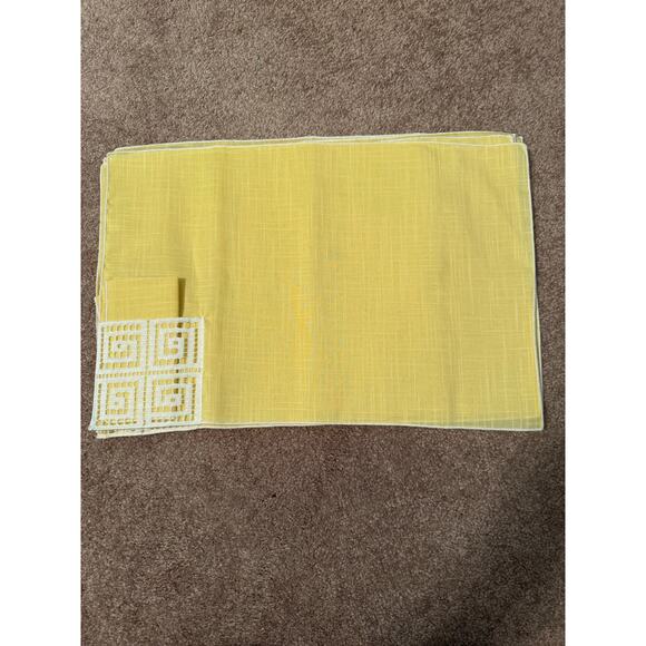 Set of 4 yellow linen placemats and napkins. - Picture 1 of 3